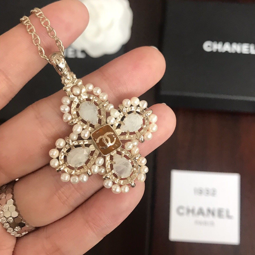 Chanel四葉月光石耳釘和項鏈